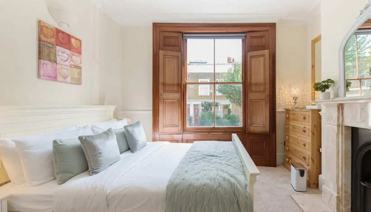 Photo 1 - Charming 3BD Flat - 5 Minutes to Victoria Park