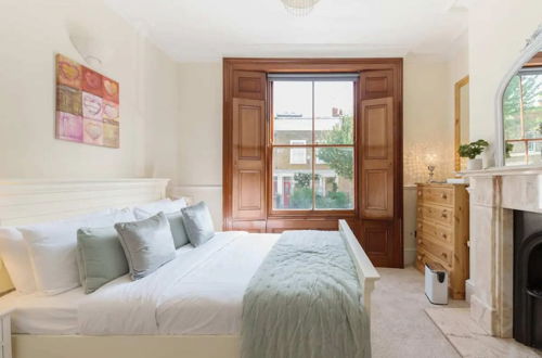 Photo 1 - Charming 3BD Flat - 5 Minutes to Victoria Park