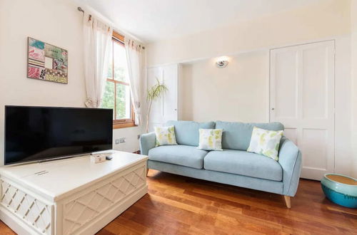 Photo 15 - Charming 3BD Flat - 5 Minutes to Victoria Park