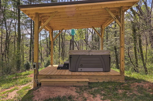 Foto 13 - Waynesville Cabin w/ Grill, Fire Pit, & Hot Tub