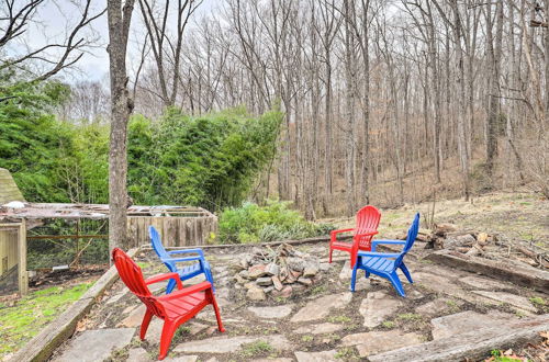 Foto 3 - Waynesville Cabin w/ Grill, Fire Pit, & Hot Tub