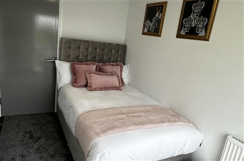 Photo 3 - Luxurious two Bedrooms Apartment Slough