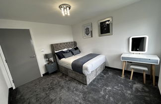 Photo 2 - Luxurious two Bedrooms Apartment Slough