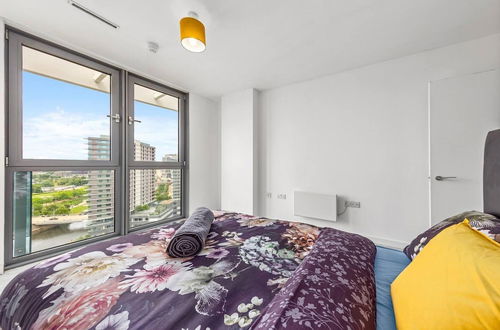 Photo 12 - Penthouse 2-bed Apartment in The Heart Of E15