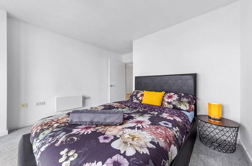 Foto 10 - Penthouse 2-bed Apartment in The Heart Of E15