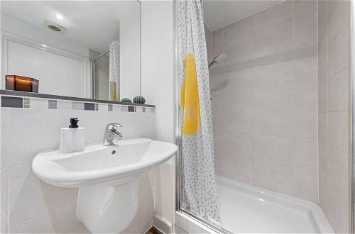 Photo 21 - Penthouse 2-bed Apartment in The Heart Of E15