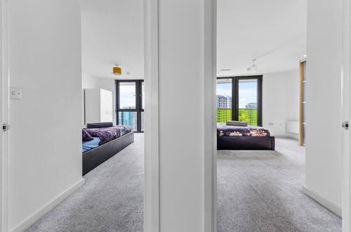 Photo 2 - Penthouse 2-bed Apartment in The Heart Of E15