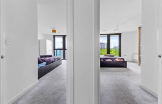 Foto 2 - Penthouse 2-bed Apartment in The Heart Of E15