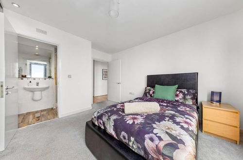 Foto 13 - Penthouse 2-bed Apartment in The Heart Of E15