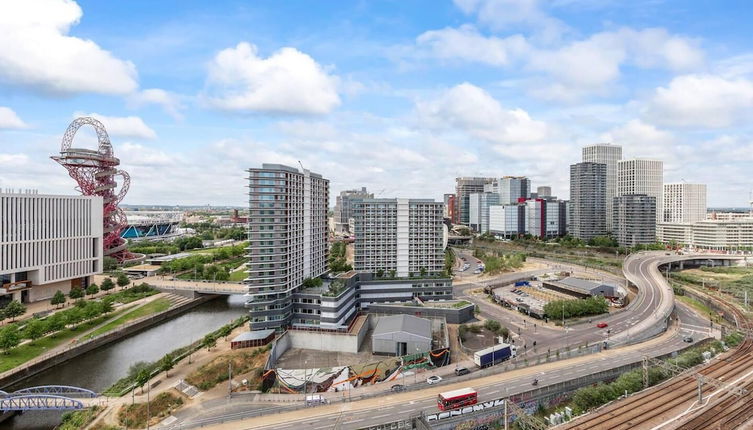 Photo 1 - Penthouse 2-bed Apartment in The Heart Of E15