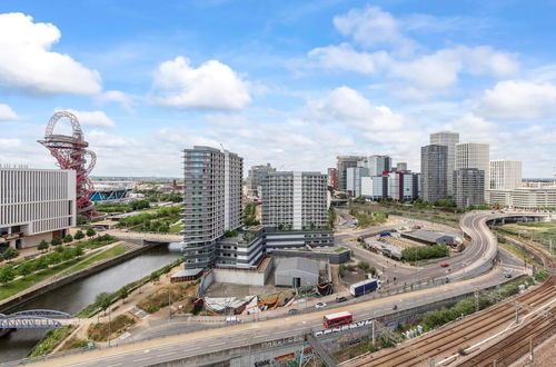 Photo 1 - Penthouse 2-bed Apartment in The Heart Of E15