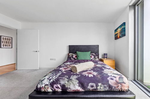 Foto 7 - Penthouse 2-bed Apartment in The Heart Of E15