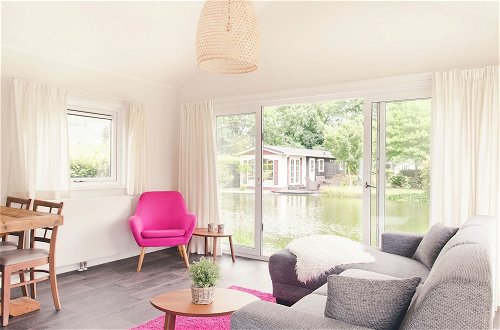 Photo 4 - Beautiful Chalet in a Holiday Park by a Pond