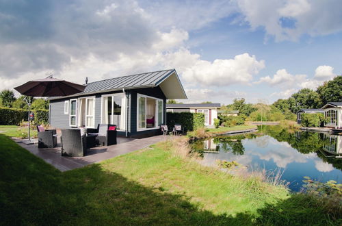 Foto 17 - Beautiful Chalet in a Holiday Park by a Pond