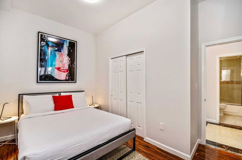 Photo 2 - Escape to a 2BD Apartment in the Heart of the City