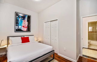 Photo 2 - Escape to a 2BD Apartment in the Heart of the City