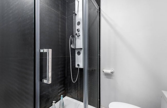 Chic Townhome With Garage Dt Mtl - Photo 17