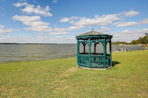 Photo 2 - Waterfront Rock Point Vacation Rental w/ Sunroom