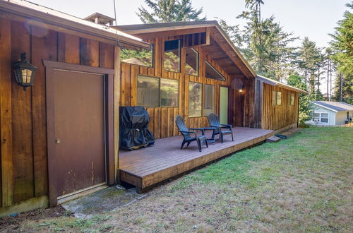 Foto 2 - Tree-lined Gold Beach Retreat w/ Multiple Decks