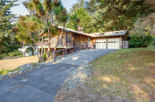 Foto 11 - Tree-lined Gold Beach Retreat w/ Multiple Decks