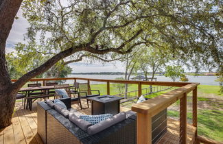 Foto 1 - Willis Waterfront Home w/ Deck on Lake Conroe