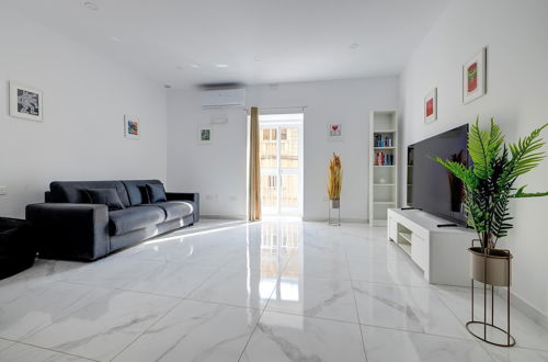 Photo 2 - Modern Family Holiday Retreat in Gzira