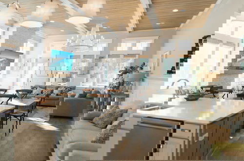 Foto 3 - Serenity by the Sea by Avantstay Walk to Beach + Pool Access!