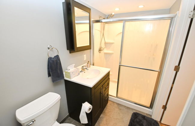 Mid Century Modern 30 Minute Walk to Notre Dame 3 Bedroom 3 Full Bath 2008 - Photo 21