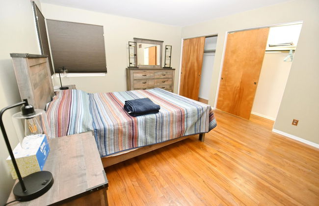 Mid Century Modern 30 Minute Walk to Notre Dame 3 Bedroom 3 Full Bath 2008 - Photo 14