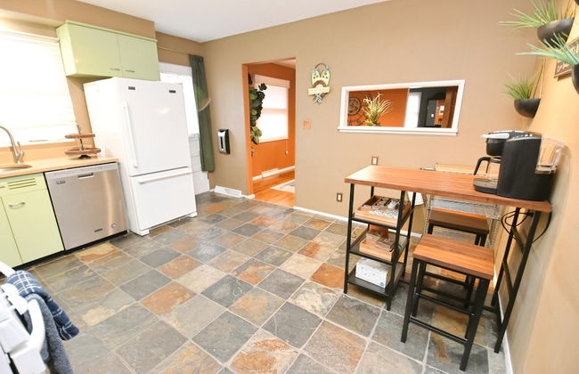 Mid Century Modern 30 Minute Walk to Notre Dame 3 Bedroom 3 Full Bath 2008 - Photo 2
