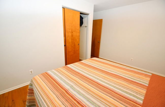 Mid Century Modern 30 Minute Walk to Notre Dame 3 Bedroom 3 Full Bath 2008 - Photo 11