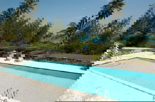 Foto 11 - Sunset Splendor: Historic Beach House With Pool