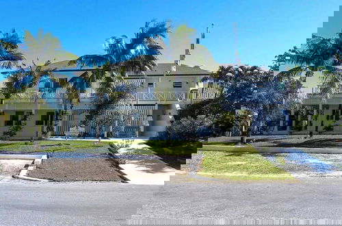 Foto 14 - Island Oasis: Beachfront Retreat With Infinity Pool