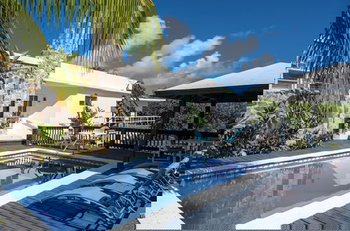 Foto 15 - Shoreline Serenity: Secluded Coastal Villa