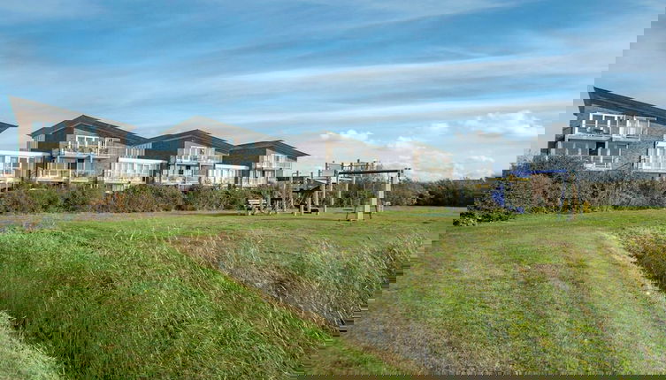 Foto 1 - Beachside Apartment With Balcony