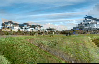 Foto 1 - Beachside Apartment With Balcony