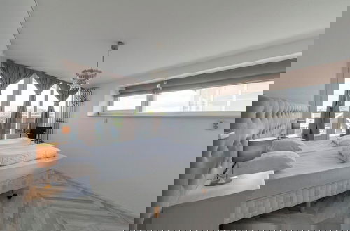 Foto 2 - Beachside Apartment With Balcony