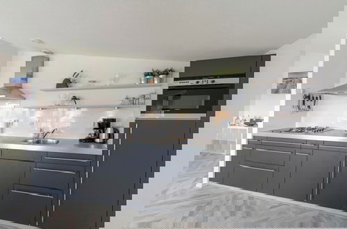 Foto 5 - Beachside Apartment With Balcony