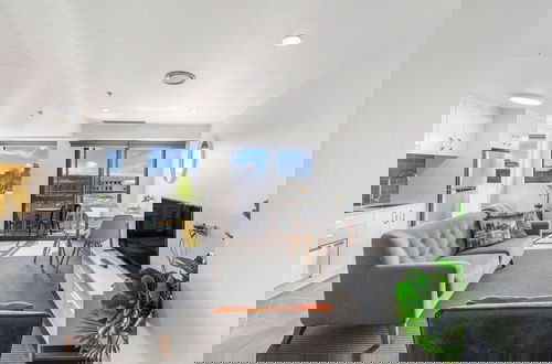Foto 5 - Contemporary 1Br City Escape With Pool & Gym