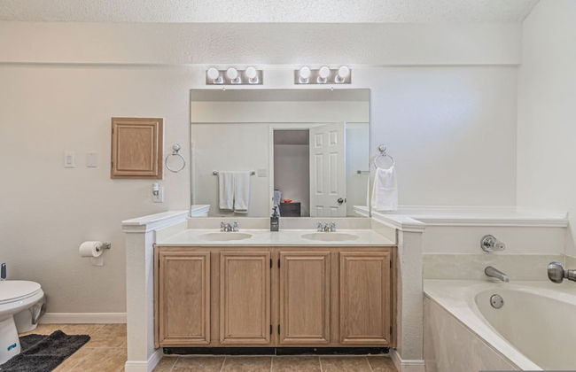 Lux 3-br Garage Gated Yard by The Star Frisco - Photo 11