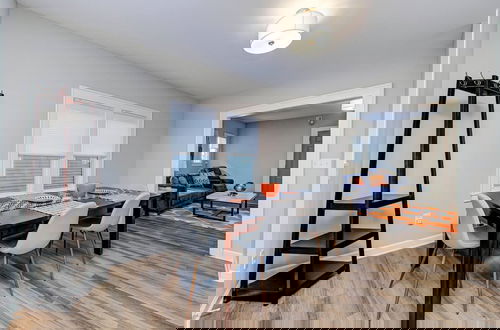 Photo 4 - Chic Spacious Downtown Retreat