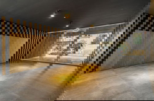 Foto 2 - Urban Oasis: Modern Living With Parking & Ac