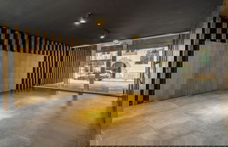 Foto 2 - Urban Oasis: Modern Living With Parking & Ac