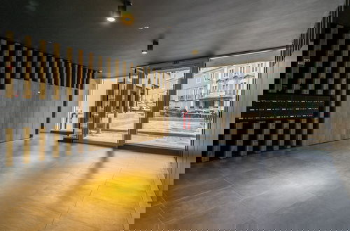 Foto 3 - Urban Oasis: Modern Living With Parking & Ac