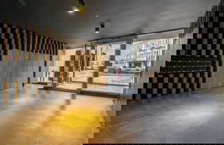 Foto 3 - Urban Oasis: Modern Living With Parking & Ac
