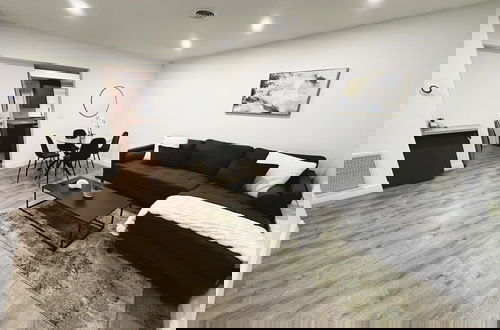 Photo 2 - BnB Hyperion Spacious 2b1b Getaway Near Beach