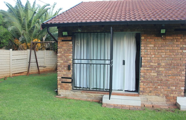 Chic & Serene 1-Bed Haven in Roodepoort - Foto 40