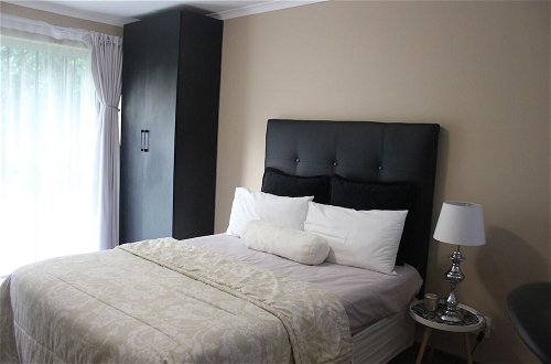 Photo 5 - Chic & Serene 1-Bed Haven in Roodepoort