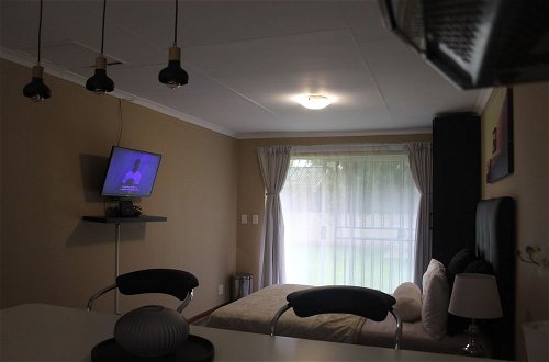 Photo 10 - Chic & Serene 1-Bed Haven in Roodepoort