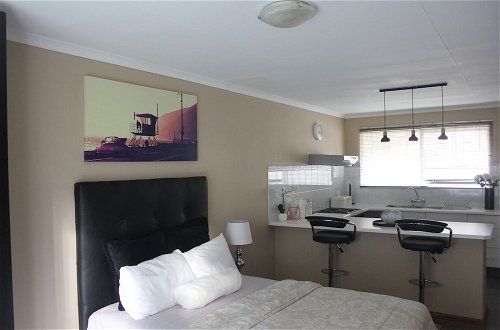Foto 9 - Chic & Serene 1-Bed Haven in Roodepoort